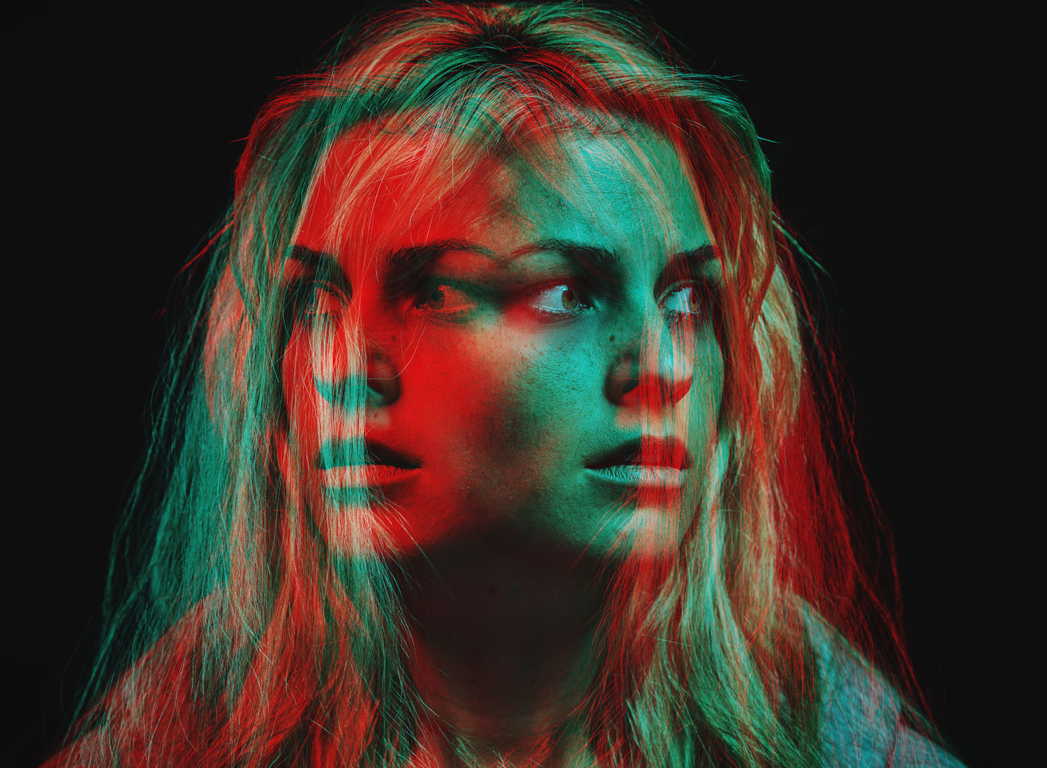 “Warnsignale erkennen”. Ein vertikal gespiegeltes Gesicht einer Frau. Eine Seite ist in rot, die andere in grün eingefärbt. 